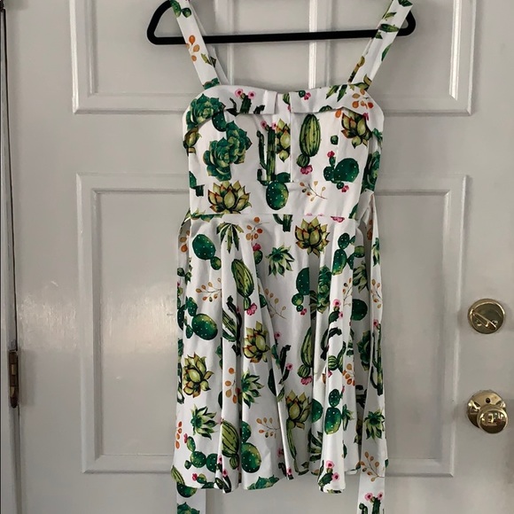 Dresses & Skirts - Vintage style white and cactus dress